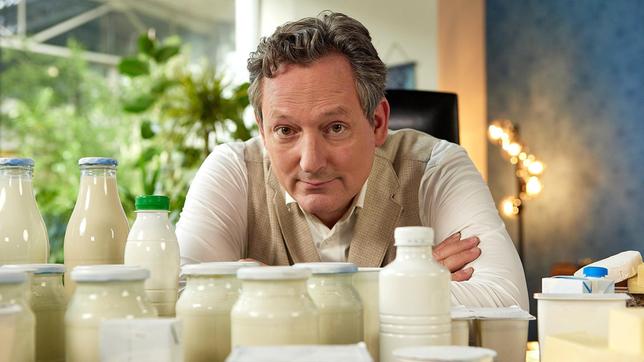 Knapp 86 kg Milch und Milchprodukte konsumieren wir Deutschen pro Jahr und Kopf. Zu viel. Denn Milch macht nicht munter, sondern schädigt das Klima. Was Methan, Gülle und Tierfutter mit dem Konsum von Milch zu tun haben, zeigt Eckart von Hirschhausen in „Wissen vor acht – Erde“.