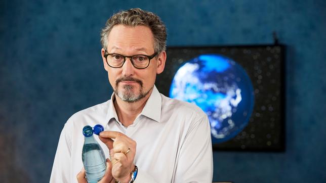 Nervige Deckel oder gelebter Umweltschutz? Seit die EU erlassen hat, dass Deckel an PET-Flaschen fest mit der Flasche verbunden sein müssen, empfinden viele dies als nervig. Aber dahinter steckt eine sinnvolle Idee. Was die Plastik-Strategie der EU bringt, erfahren Sie in „Wissen vor acht - Erde“.