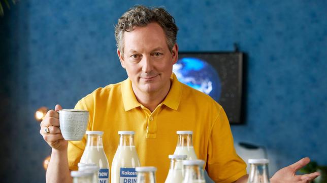 Bild: ARD/Kai Schulz Pflanzendrinks sind im Trend und im Café bestellen viele inzwischen selbstverständlich Hafer-, Soja- oder Erbsenalternativen für ihren Kaffee. Das scheint auch gut fürs Klima zu sein: Doch es lohnt sich ein genauer Blick auf Wasser- und Flächenverbrauch, CO2-Fußabdruck und Transportwege. Welche Unterschiede sich bei genauer Betrachtung auftun, zeigt Eckart von Hirschhausen in „Wissen vor acht – Erde“.