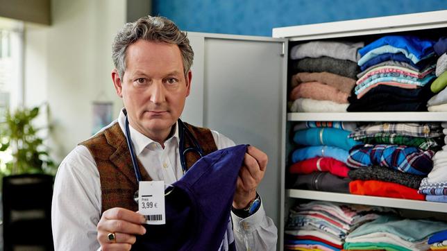 Bild: ARD/Kai Schulz Rund 100 Kleidungsstücke hat jede und jeder von uns in Deutschland im Schrank. Das meiste davon hat seinen Preis, auch wenn viele Klamotten billig sind. Welche Folgen Billigkleidung für Erde und Menschen hat, erklärt Eckart von Hirschhausen bei „Wissen vor acht - Erde“.