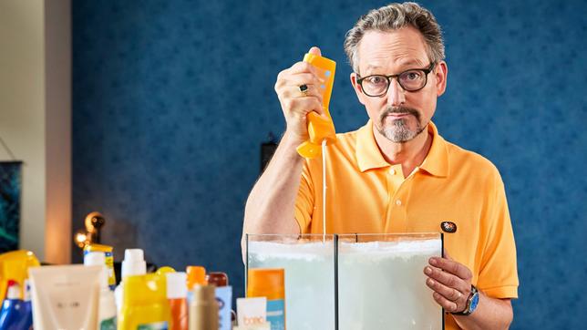 Um sich vor der UV-Strahlung der Sonne zu schützen, greifen viele Menschen zur Sonnencreme. Allerdings gelangen, trotz der Angabe "wasserfest", etwa 14.000 Tonnen Sonnencreme in die Meere, was erhebliche Folgen hat! Was können wir tun, um sowohl unsere Haut als auch die Umwelt zu schützen? „Wissen vor acht - Erde“ liefert die Antworten.