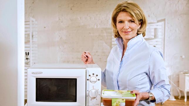 Bild: ARD/Martin Rottenkolber Beim Einkauf im Supermarkt wird klar: Sehr viele Lebensmittel sind in Plastik eingepackt. Warum diesen Stoff nicht aufheben und zum Beispiel Essen darin erwärmen? Susanne Holst zeigt, was passiert, wenn man die Verpackungen zweckentfremdet.