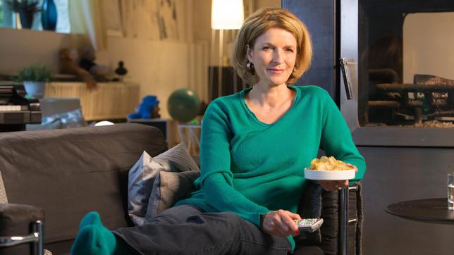 Bild: ARD/Michael Boehme Der Film ist noch nicht zu Ende, doch die Chipstüte längst leer. Obwohl man weiß, wie ungesund das ist, kann man nicht widerstehen. Susanne Holst erklärt, woran das liegt in "Wissen vor acht – Mensch".