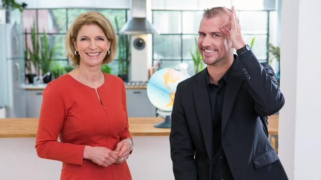 Bild: ARD/Michael Boehme Gehörlose auf der ganzen Welt verständigen sich mit Gebärdensprache. Da kommt man schnell auf die Idee, dass Gebärdensprache weltweit identisch ist. Ob die Gebärdensprache tatsächlich international ist, untersucht Susanne Holst mit Hilfe von Roman v. Berg – in „Wissen vor acht - Mensch“.