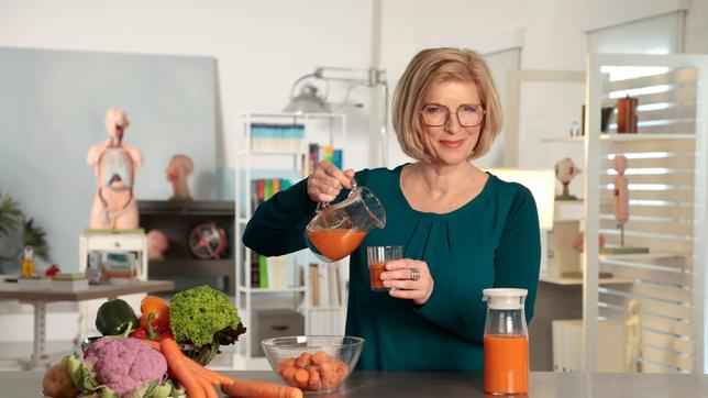 Bild: ARD/Mike Christian Möhren sind ein echtes Superfood, reich an Vitaminen, Ballaststoffen – und vor allem Betacarotin. Das ist der Farbstoff, der der Karotte ihre Farbe verleiht. Immer wieder hört man auch, dass Betacarotin sogar vor Sonnenbrand schützen soll – quasi von innen. Was ist da dran? Susanne Holst verrät es – bei „Wissen vor acht - Mensch“.