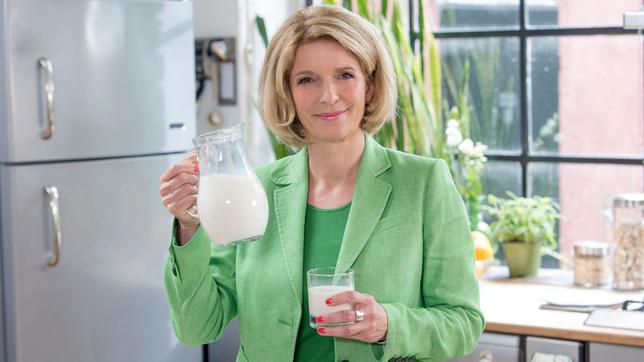Oft wird Milch als gesundes Nahrungsmittel beworben, häufig aber auch verdammt und als gesundheitsschädlich bezeichnet. Was drin steckt in der Milch und wieviel man pro Tag trinken sollte, weiß Susanne Holst bei "Wissen vor acht – Mensch".