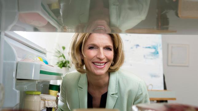 Bild: ARD/Michael Boehme Susanne Holst blickt in den Kühlschrank