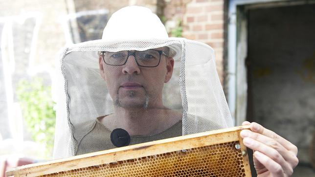 Bild: ARD/Melanie Grande Thomas D in Schutzkleidung