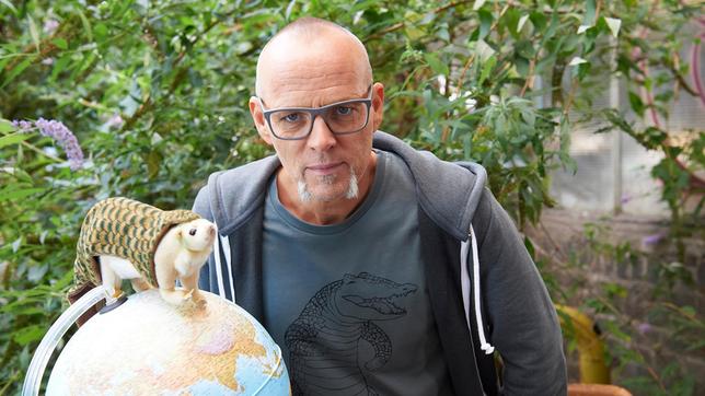 Bild: ARD/Melanie Grande Thomas D erklärt, warum das Pangolin ein einzigartiges Tier ist.
