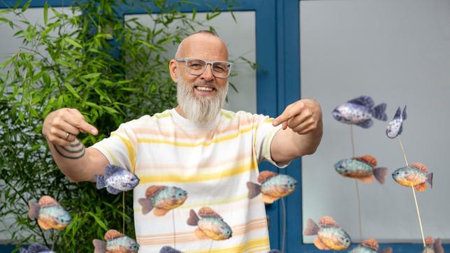 Bild: ARD/Bavaria Entertainment/Melanie Grande Ein Fischschwarm ist nicht nur schön anzusehen, er hat auch viele Vorteile. Ein Schwarm kann unglaublich schnell reagieren – um ein Vielfaches schneller als ein einzelner Fisch. Ein Schwarm bietet also besseren Schutz vor Fressfeinden. Voraussetzung: alle halten sich an die Schwarmregeln, erklärt Thomas D bei „Wissen vor acht – Natur“.