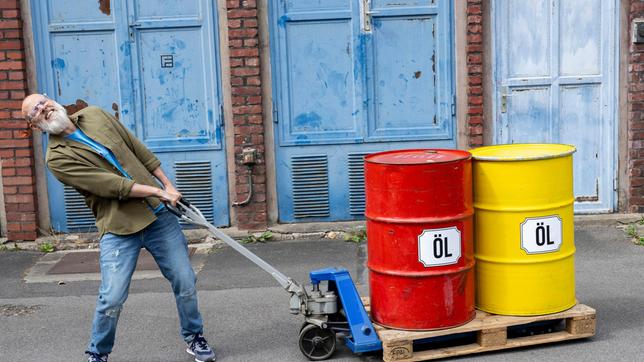 Enorme Mengen an Öl landen jährlich in unseren Gewässern und stellen für die Ökosysteme und deren Lebewesen eine große Gefahr dar. Jetzt haben sich Forschende eine Methode aus der Natur abgeschaut, um das Wasser zu reinigen. Welche Rolle dabei dem Schwimmfarn Salvinia molesta zukommt und wie dessen Fähigkeiten technisch weiterentwickelt worden sind, erklärt Thomas D in „Wissen vor acht – Natur".