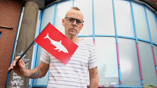 Bild: ARD/Ralf Juergens Haie haben nicht den besten Ruf im Tierreich. Sie sind als kaltblütige Mörder der Meere verschrien. Warum Haie aber mehr Angst vor Menschen haben sollten, als der Mensch vor Haien, erläutert Thomas D bei "Wissen vor acht - Natur".