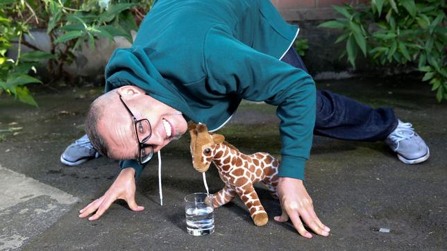 Bild: ARD/Ralf Juergens Ihr langer Hals ist Fluch und Segen zugleich. Wie Giraffen beispielsweise trinken, was sie mit der Kuh gemein haben und wozu ihre spezielle Fellzeichnung dient, berichtet Thomas D bei "Wissen vor acht - Natur".