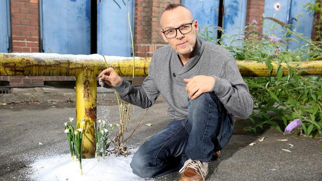 Bild: ARD/Ralf Juergens Im Winter müssen Pflanzen Eis und Schnee trotzen, da sie ihren Platz nicht verlassen können. Was Pflanzen machen, um gut zu überwintern, berichtet Thomas D bei "Wissen vor acht - Natur".