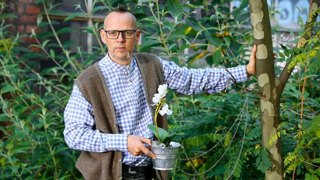 Orchideen leben im Regenwald im Blätterdach fremder Bäume. Sie sind jedoch weder Symbionten noch Parasiten, sondern gänzlich unabhängige Mieter. Warum sie es bis nach ganz oben ins Blätterdach schaffen ohne die Nährstoffe ihres Baumes anzuzapfen, zeigt Thomas D bei "Wissen vor acht - Natur".