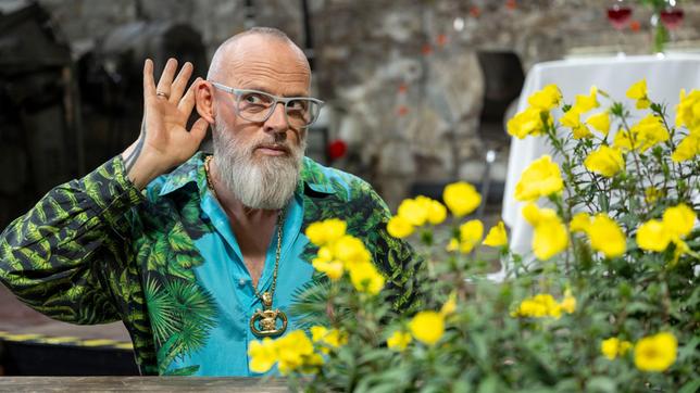 Bild: ARD/Bavaria Entertainment/Melanie Grande Pflanzen sind ganz schön erfinderisch, wenn es darum geht, Insekten für die Bestäubung anzulocken. Einen wirklich verblüffenden Trick hat zum Beispiel die stinkende Nieswurz auf Lager. In ihrem Blütennektar siedelt sich ein Hefepilz an, der Zucker abbaut, dabei entsteht jede Menge Wärme. Thomas D zeigt, dass die Nieswurz an kühleren Tagen damit besonders anziehend auf so manche Hummeln oder Sandbiene wirkt - bei „Wissen vor acht – Natur“.
