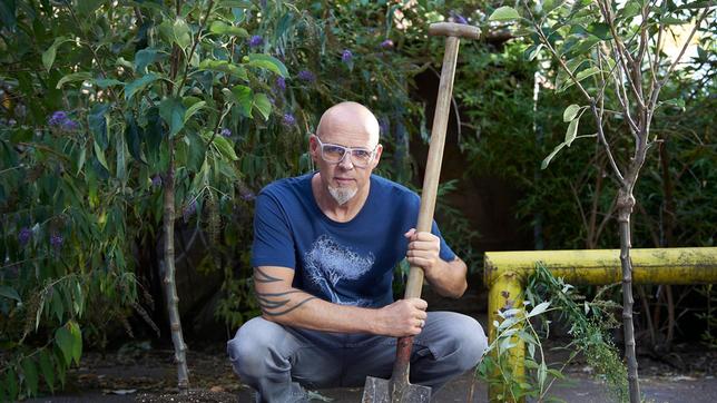 Unsere Wälder beeinflussen das Klima unserer Erde. Doch Dürre und Käfer töten Millionen Bäume in Deutschland. Die Waldbesitzer sprechen von einer "Jahrhundertkatastrophe". Die Lösung: Aufforsten als Klimaschutz. Wie das funktioniert und wie der Wald der Zukunft aussehen müsste, zeigt Thomas D bei Wissen vor acht - Natur.