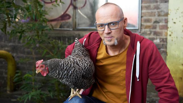 Bild: ARD/Melanie Grande Von wegen dummes Huhn: Hühner sind weitaus intelligenter als die meisten von uns denken. Darum ist es höchste Zeit, die Vorurteile gegenüber den Hühnern abzulegen. Denn zahlreiche Studien belegen inzwischen, dass das Geflügel sich im Vergleich zu anderen Vögeln keineswegs verstecken muss. Thomas D klärt auf bei Wissen vor acht - Natur.