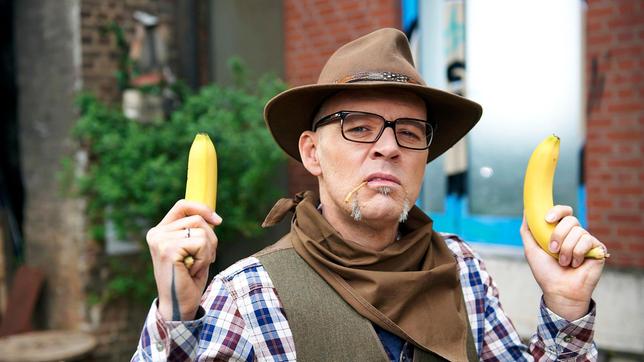 Bild: ARD/Melanie Grande Thomas D mit zwei Bananen