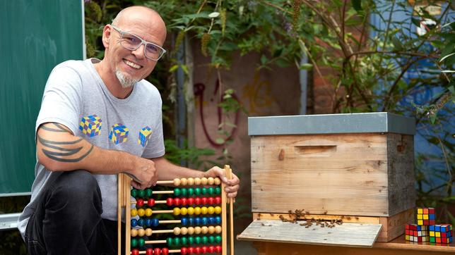 Bild: ARD/Melanie Grande Was wären wir ohne unsere strebsamen Bienen? Trotz ihres kleinen Gehirns besitzen die Insekten überraschend weitreichende "mathematische" Fähigkeiten. Thomas D erklärt, wie die schlauen Brummer ihre Mathe-Kenntnisse auf den täglichen Flügen anwenden – bei Wissen vor acht - Natur.