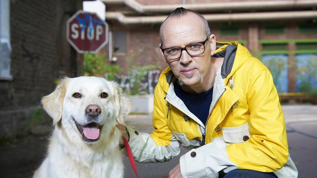 Bild: ARD/Melanie Grande Thomas D erklärt, warum nasse Hunde stinken.