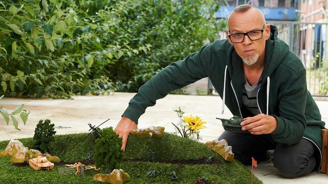 Bild: ARD/Melanie Grande Wer hätte gedacht, dass auf ehemaligen Militärgebieten einmal reichhaltige Biotope entstehen würden. Thomas D zeigt bei "Wissen vor acht - Natur", wie sich Truppenübungsplätze verändern, wenn die Panzer verschwunden sind.