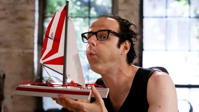 Bild: ARD/Kai Schulz Vince Ebert pustet auf ein Segelboot.