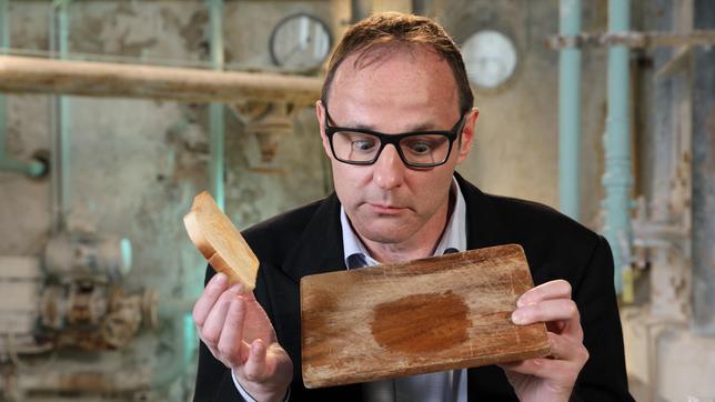 Bild: ARD/Frank W. Hempel Auf den ersten Blick eine ziemlich trockene Angelegenheit, so eine Scheibe Toast. Aber warum hinterlässt ein getoasteter Toast Feuchtigkeit auf dem Frühstücksbrettchen? Bei „Wissen vor acht - Werkstatt“ weiht Vince Ebert Sie in das Geheimnis des Toastbrotabdrucks ein.