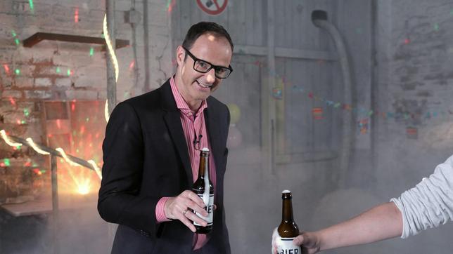 Bild: ARD/Frank W. Hempel Auf Partys kann man ja mit verschiedenen Gags für den gewissen Anstoß sorgen. Wie man seine Gäste und ihre Bierflaschen wahrhaftig zum „überschäumen“ bringt, zeigt Vince Ebert in "Wissen vor acht - Werkstatt".