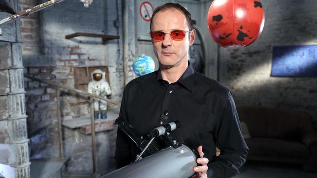Bild: ARD/Frank W. Hempel Beim Blick durch das Teleskop sehen Sie rot? Das könnte an unserem Nachbarn liegen – dem Mars. Aber woher hat der rote Planet eigentlich seine markante Farbe? Vince Ebert hat die Antwort in "Wissen vor acht - Werkstatt".