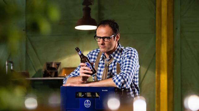 Bier wird wegen der UV-Strahlung meistens in getönte Flaschen gefüllt. Aber warum gibt es dann auch durchsichtige Bierflaschen? Vince Ebert betreibt Feldforschung in "Wissen vor acht - Werkstatt".