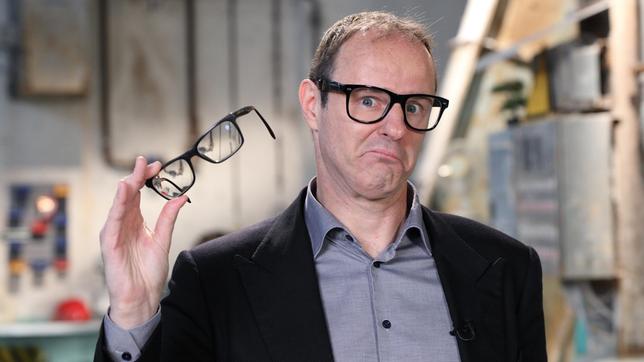 Brillenträger kennen die Crux: Nur wenn die Brillengläser entspiegelt sind, kann man Ihnen getrost in die Augen schauen. Aber wie entspiegelt man Brillengläser? Bei „Wissen vor acht - Werkstatt“ sorgt Vince Ebert für den richtigen Durchblick.
