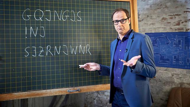 Bild: ARD/Guido Engels Codes verschlüsseln unsere Daten und machen Botschaften zu Geheimnissen. Aber kann es überhaupt einen unknackbaren Code geben, der auch vor Geheimdiensten und Weltmächten sicher ist? Vince Ebert begibt sich unter die Codeknacker - bei "Wissen vor acht - Werkstatt".