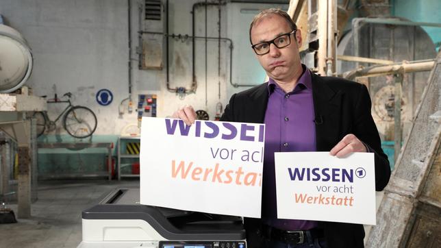 Bild: ARD/Frank W. Hempel Der eine oder die andere ist daran schon verzweifelt: Am Kopierer von DIN-A4 auf DIN-A3 vergrößern. Warum scheitert der Versuch, wenn man – was ja überaus logisch erscheint – einfach um 200 Prozent vergrößert? Für die Wissenschaft stellt sich Vince Ebert seinem Erzfeind, dem Kopierer, bei „Wissen vor acht - Werkstatt“.