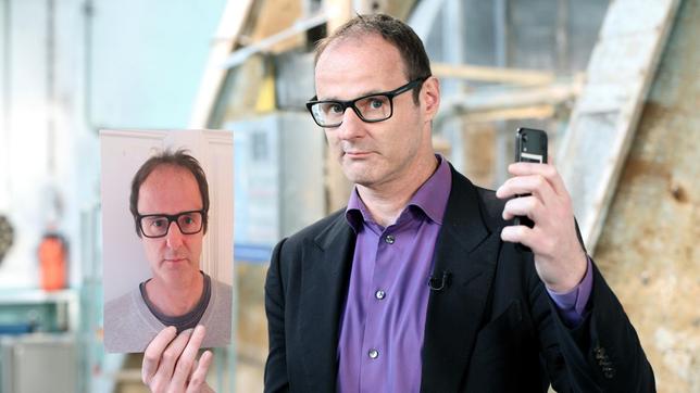 Bild: ARD/Frank W. Hempel Der Trend ist klar: Das moderne Smartphone entsperrt man mit Gesichtserkennung. Aber wie funktioniert diese Technik? Vince Ebert schaut für des Rätsels Lösung tief in die Infrarotkamera - bei „Wissen vor acht - Werkstatt“.