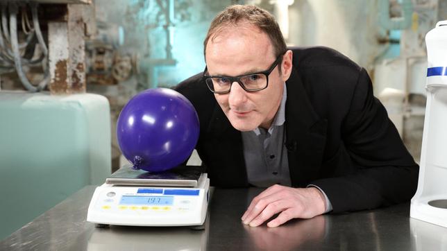 Bild: ARD/Frank W. Hempel Etwa755MillionenTonnendesTreibhausgases Kohlendioxid habenwirDeutschen2018indie Atmosphäregeblasen. Fragt sich nur, woher man das so genau weiß. Wie wiegt man Gas? Vince Ebert erklärt es — bei „Wissen von acht - Werkstatt“.