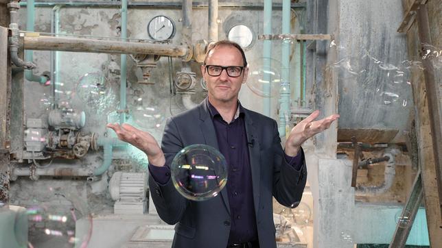 Bild: ARD/Frank W. Hempel Jedes Kind liebt die schillernden, schwebenden Seifenlaugen-Bälle: Seifenblasen. Aber warum sind die eigentlich immer rund? Vince Ebert taucht tief ein in die physikalischen Gesetze der Natur – bei „Wissen vor acht - Werkstatt“.