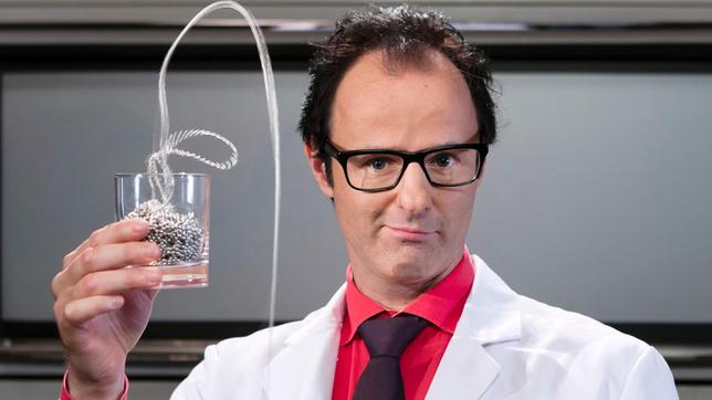 Bild: ARD/Kai Schulz Lässt man eine Metallkette fallen, saust sie nach unten. Warum aber springt sie am Boden angekommen, der Schwerkraft entgegen? Vince Ebert verrät das Geheimnis bei "Wissen vor acht - Werkstatt".