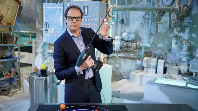 Bild: ARD/Guido Engels Man kann sie nicht sehen, man kann sie nicht riechen und man kann sie nicht schmecken. Trotzdem ist sie da und macht sogar einen Großteil unseres Universums aus: Dunkle Materie. Aber woher weiß man dann, dass es diese große unsichtbare Masse gibt? Das erklärt Vince Ebert in "Wissen vor acht - Werkstatt".