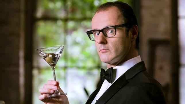 Ohne James Bond käme kein Barkeeper auf die Idee, einen Martini zu schütteln statt zu rühren. Warum 007 seinen Martini dennoch geschüttelt trinkt und was das mit seinem stressigen Agentenalltag zu tun hat, erklärt Vince Ebert in "Wissen vor acht - Werkstatt".