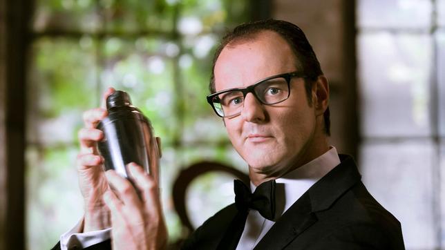 Ohne James Bond käme kein Barkeeper auf die Idee, einen Martini zu schütteln statt zu rühren. Warum 007 seinen Martini dennoch geschüttelt trinkt und was das mit seinem stressigen Agentenalltag zu tun hat, erklärt Vince Ebert in "Wissen vor acht - Werkstatt".