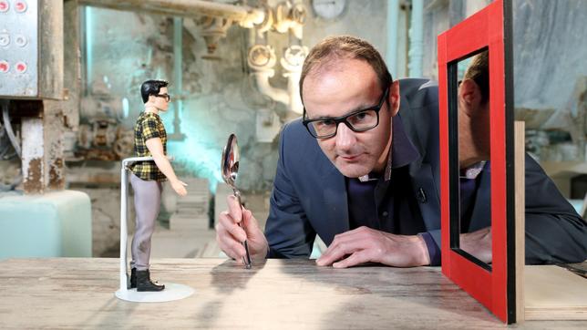 Bild: ARD/Frank W. Hempel Schnell noch einen Blick in den Spiegel werfen am Esstisch. Aufgrund seiner Größe ist der Esslöffel gut geeignet – aber warum zeigt der Löffel mir ein umgedrehtes Spiegelbild? Vince Ebert verrät das Geheimnis dieser optischen Akrobatik – bei „Wissen vor acht - Werkstatt“.