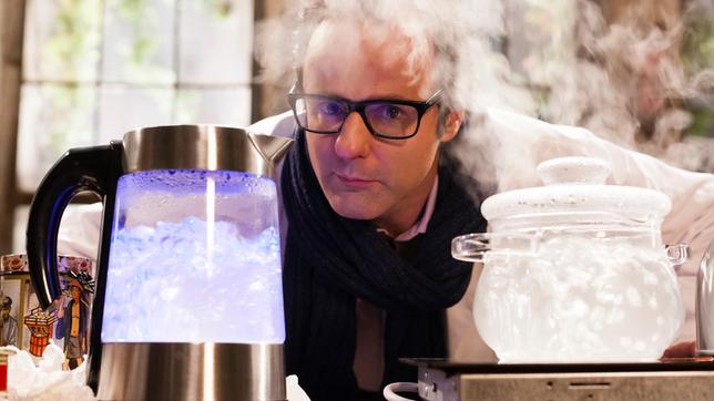 So ein Wasserkocher ist schon was Tolles - in wenigen Sekunden versorgt uns das Gerät mit kochend heißem Wasser. Aber eins nervt: Der Lärm! Warum muss das denn so laut sein? Das hat sich Vince Ebert auch gefragt - und präsentiert seine Antwort mit Hilfe praktischer Physik.