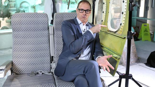 Bild: ARD/Frank W. Hempel Statt unendlicher Freiheit über den Wolken, trifft einen plötzlich der Schock: ein Loch im Flugzeugfenster. Aber kein Grund zur Panik! Warum das Loch dort sogar Sinn ergibt, erklärt Vince Ebert in "Wissen vor acht - Werkstatt".