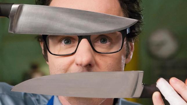 Bild: ARD/Kai Schulz Vince Ebert erklärt, ob Messer in der Spülmaschine stumpf werden.