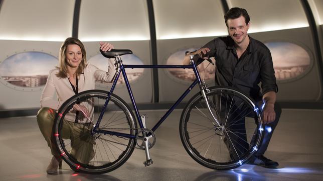 Bild: ARD/Harald Cremer Anja Reschke und Adrian Pflug hinter einem Fahrrad