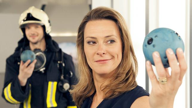 Bild: ARD/Martin Rottenkolber Anja Reschke mit dem High-Tech Ball