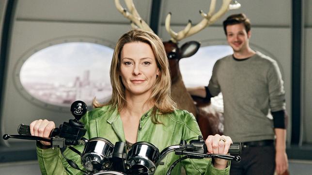 Bild: ARD/Pro in space Anja Reschke, im HG Adrian Pflug