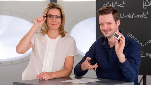 Bild: ARD/Michael Boehme Die digitale Schummel-Schlacht im Klassenzimmer hat begonnen. Mithilfe von Smartwatches, Kamerabrillen oder Mini-Sendern im Ohr wird es in Zukunft immer einfacher, bei Klausuren zu betrügen. Adrian Pflug und Anja Reschke wagen einen Blick in das Schummel-Arsenal der Schüler und Studenten von heute und morgen – bei Wissen vor acht - Zukunft.