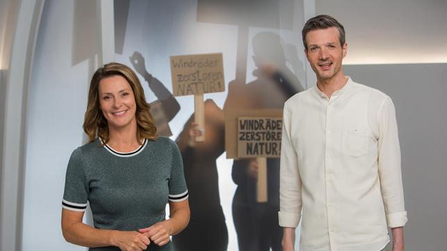 Bild: ARD/Michael Boehme „Energy Sharing“ ist ein Lösungsansatz, um die Energiewende zu bewältigen. Hier investieren Bürger gemeinsam in lokale Energieinfrastrukturen und beschleunigen so den Umstieg auf erneuerbare Energien. Wie diese Investitionen Haushalte entlasten und unabhängiger machen könnten und was das mit einem berühmten gallischen Dorf zu tun hat, erklären Anja Reschke und Adrian Pflug in „Wissen vor acht – Zukunft“.